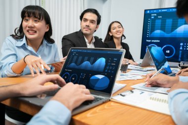 Fintech BI 'ın finansal veri analizi ya da iş zekası ekranından iş dünyası pazarlaması üzerinde çalışan iş adamlarının finansal veri analizine kadar. Habiliment