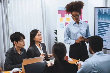 Genç Afrikalı iş kadını modern toplantıda TV ekranında veri analizi paneli sunuyor. Bir grup iş adamıyla konferans odasında iş sunumu. Uyum