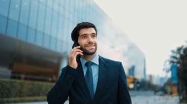 Kafkasyalı yetenekli bir proje yöneticisi. Bulanık geçmişiyle şehirde yürürken telefonla konuşuyor. Akıllı telefon kullanan yetenekli bir işadamı bulanık geçmişi olan bir proje yöneticisiyle konuşuyor. Sevinçli..