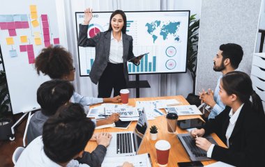 Genç Asyalı iş kadını modern toplantıda TV ekranında veri analizi paneli sunuyor. Bir grup iş adamıyla konferans odasında iş sunumu. Uyum