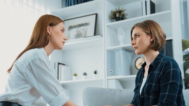 Destekleyici ve rahatlatıcı eller depresif hastayı neşelendiriyor ya da empati kurarak stres yapıyor. Psikolog, klinikte stresli ve üzgün bir hastaya güven veriyor..