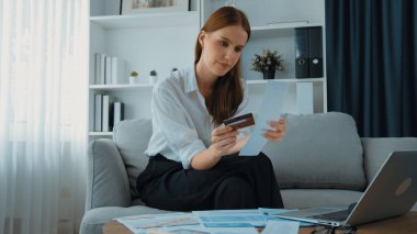 Stresli genç bayanın kredi kartı borçlarıyla ilgili mali sorunları var. Kötü kişisel para ve mortgage ödeme yönetimi krizinden korunmak için. Kadınlar aşırı harcama yüzünden finansal iflastan endişe ediyorlar.