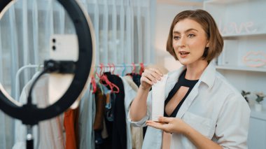 Kadın nüfuzlu kişi sosyal medya ya da blog için canlı yayın yapan video klip eleştirmeni Cilt Bakımı 'nı çekiyor. Kozmetik stüdyosu ışıklandırmalı mutlu genç kız çevrimiçi pazarlama oturumu yayını için..