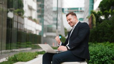 Kafkas proje yöneticisi dizüstü bilgisayarı üzerinde çalışıyor ve yeşil kentsel kentteki bankta otururken yaptığı başarıyı kutluyor. İş adamı rapor yazıyor ve iş ekibiyle fikir alışverişinde bulunuyor. Urbane.