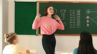 Sınıfta akıl hocası dururken gönüllü isteyen Kafkas hünerli bir öğretmen. İlkokulda öğretmenlik ve açıklama yapmaktan mutluluk duyarız. Çekici öğretmen paylaşım deneyimi. Pedagoji.