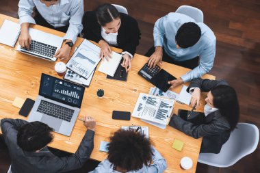 Üst düzey çok ırklı analiz ekibi, stratejik karar için finansal verileri analiz etmek amacıyla dizüstü bilgisayarda BI gösterge ekranını kullanıyor. Fintech pazarlama göstergelerini analiz ediyor. Uyum