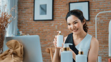 Kadın nüfuzlu kişi sosyal medya ya da blog için canlı yayın yapan video klip eleştirmeni derisini çekiyor. Canlı kozmetik stüdyosu ışıklandırması olan mutlu genç bir kız pazarlama için internet üzerinden yayın yapıyor..