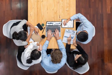 Panorama üst düzey iş analist grubu toplantı masasındaki finansal veri raporunu analiz ediyor. İş zekası analizine göre çizelge ve grafik paneli. Çok titiz.