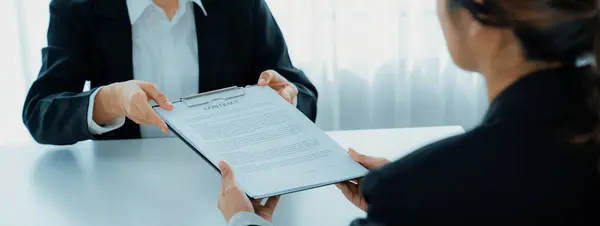 法律事務所の弁護士または弁護士サービスの助けを借りて ベールに関するビジネスエグゼクティブ署名契約書 ビジネス投資と最終的な法的処理 シュレード — ストック写真