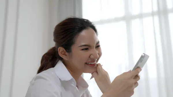 Young Woman Using Smartphone Browsing Online Shopping Commerce Online Payment — Stock Photo, Image