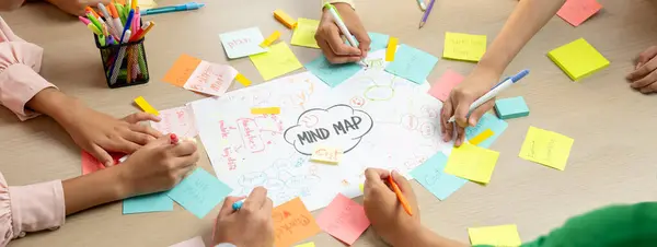 Kreative Start Gruppe Brainstorming Geschäftsidee Junge Schöne Geschäftsleute Arbeiten Zusammen — Stockfoto
