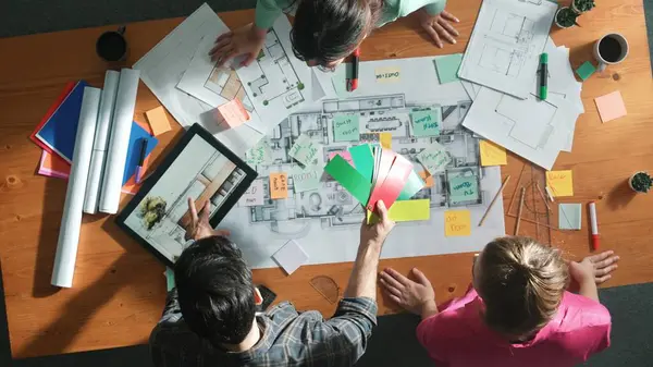 Planlar Notlarla Toplantı Masasında Dururken Inşaat Inşaatı Için Birlikte Çalışan — Stok fotoğraf