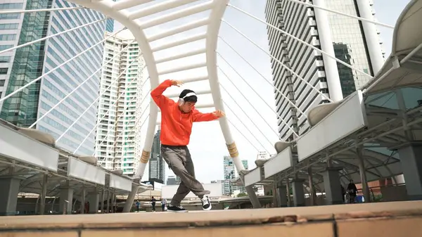 Hipster Asiático Con Auriculares Muestran Paso Paso Mientras Salta Ciudad —  Fotos de Stock