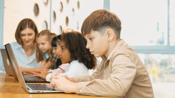 Menino Jogando Laptop Com Amigo Multicultural Alerta Aprendizagem Classe Tecnologia — Fotografia de Stock