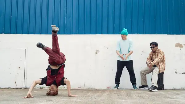 Jovem Dançarina Rua Dançando Estilo Hip Hop Com Amigos Multiculturais — Fotografia de Stock