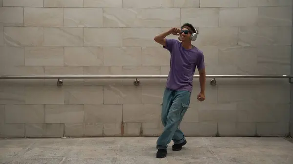 Motion Shot Hipstera Słuchać Muzyki Podczas Poruszania Się Lub Tańca — Zdjęcie stockowe