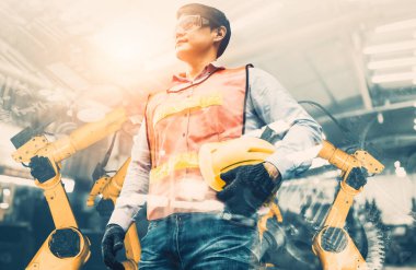 XAI Mekanize Endüstri Robot Kolu ve Fabrika İşçisi Çifte Maruziyet. Sanayi devrimi ve otomatikleştirilmiş üretim süreci için robot teknolojisi kavramı.