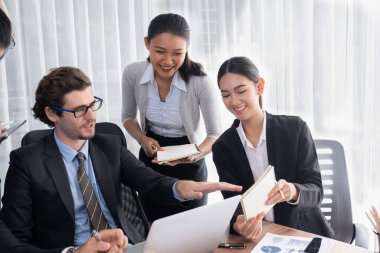 Modern ofis ortamında çalışan çeşitli etnik gruplardan çeşitli iş adamları. Üretken ve çok ırklı ofis çalışanları stratejik ticari pazarlama konusunda tartışmaya giriştiler. Çok titiz.