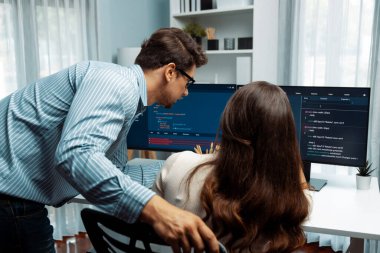 İki ekran ekranında yaratıcı web sitesi planlama yazılımını tartışan yetenekli geliştiriciler programı arka görüş konseptiyle ofiste tasarımı analiz eden tam yığın veri. Varsayım.