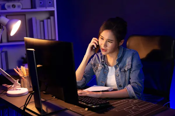 Young Beautiful Asian Creative Woman Calling Phone Desk Customer Coworker — Stock Photo, Image