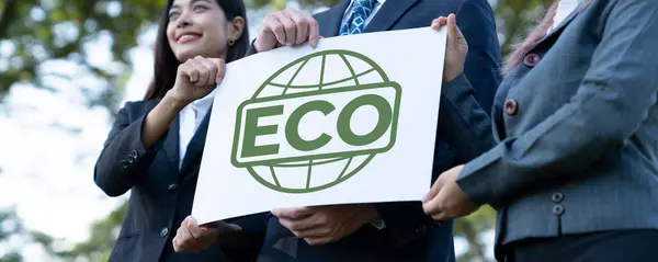 Grupo Empresários Estão Unidos Segurando Ideia Eco Friendly Conceito Para — Fotografia de Stock