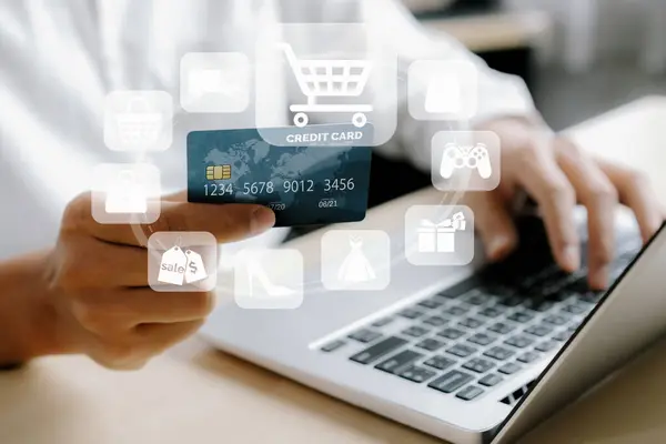 Elegante Klant Houdt Credit Card Met Hologram Interface Kiest Online — Stockfoto