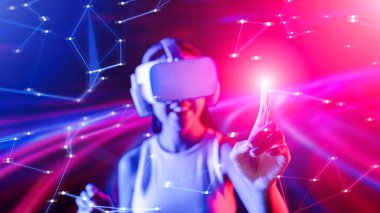 Zeki bir kadın, metaevreni birbirine bağlayan VR kulaklık takan neon ışıklarla çevrili duruyor. Gelecekteki siber uzay topluluğu teknolojisi. Sanal objeye parmağını kullanan zarif bir kadın. Halüsinasyon.
