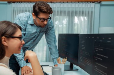 Takım becerisi geliştiricileri programı en yeni kodlama yaratıcı web sitesi planlama yazılım projesini iki bilgisayar ekranında düşünerek, ofiste tam yığın veri analizi ile karşılaştırıldığında. Varsayım.