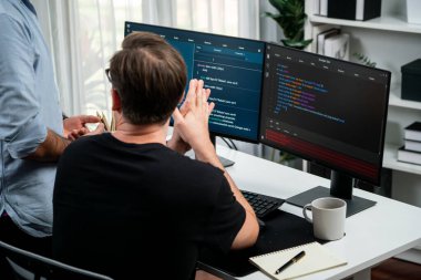BT geliştiricileri pc ekranında çevrimiçi yazılım geliştirme bilgisini tartışıyor, web sitesindeki son sürüm uygulaması için program kodlaması oluşturuyorlar. Beyin fırtınası yazılımı kavramı güncellendi. Satılabilir.