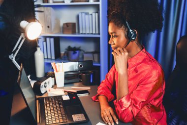 Güzel Afrikalı kadın sunucu kanalı canlı ya da çevrimiçi pazarlama etkilerini öğretiyor, dinleyicileri canlı ya da çevrimiçi. İş yerindeki herhangi bir yer kavramı. Tatlandırıcı.