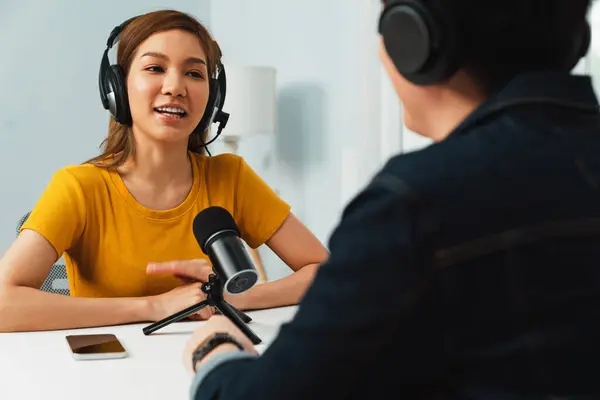 Uśmiechnięty Gospodarz Radiowy Influencer Noszenie Słuchawki Wywiad Kobieta Głośnik Dzielenie — Zdjęcie stockowe