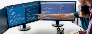 Genç profesyonel web sitesi geliştiricisi ve kooperatif bilgisayar mühendisi ekip modern toplantı odasında program yazma ve kodlama fikri üzerinde kafa yoruyor ve paylaşıyorlar. Takım çalışması konsepti. - Yakın çekim. Filizlenen.