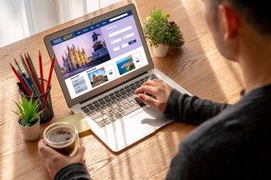Model arama ve seyahat planlama için internet sitesi uçuş, otel ve tur rezervasyonları için anlaşma ve paket sunuyor