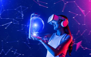 Siberpunk neon ışıklı kadın beyaz VR kulaklık takıyor ve metaevreni birbirine bağlayan kolsuz tişört, gelecekteki siber uzay topluluğu teknolojisi elinde tutuyor ve küresel resmin 3D hologramını görüyor. Halüsinasyon.