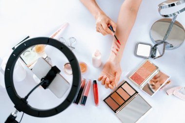 Güzellik blogcusunun ya da nüfuzlu kişinin üst görünümü çevrimiçi canlı yayın platformunda sosyal medya pazarlamasını ya da öğretim elemanlarını görüntüler.