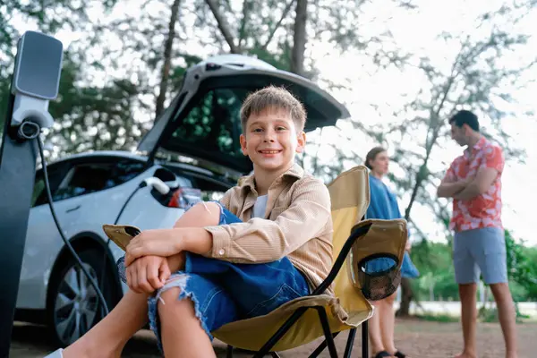 Retrato Niño Pequeño Sentado Silla Camping Con Familia Fondo Viaje — Foto de Stock