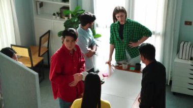 Akıllı iş adamlarının üst düzey görüşü toplantı masasındaki planı yapışkan notlarla açıklar ve tartışır. Toplantı masasında dikilen bir grup insan, toplantı odasında fikir alışverişinde bulunuyor. Cemaat.