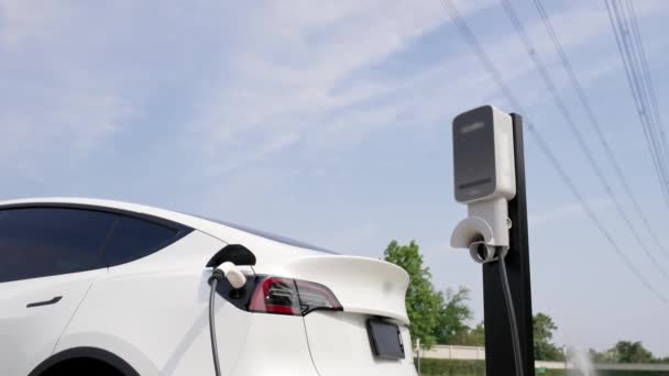 Lassított Mozgású Elektromos Jármű Vagy Autó Újratöltő Akkumulátor Töltőállomáson Csatlakozni — Stock videók