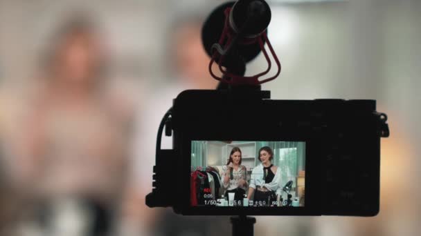 Rückansicht Verbergen Kamera Bildschirm Anzeige Zwei Frauen Influencer Schießen Vlog — Stockvideo