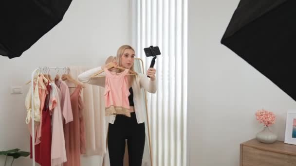 Jonge Social Medial Content Maker Vrouw Maken Mode Video Met — Stockvideo