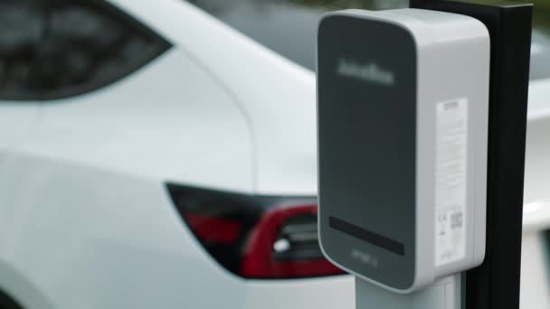 Чоловік Заряджає Батареї Електромобіля Під Час Подорожі Дорозі Автомобіль Природному — стокове відео