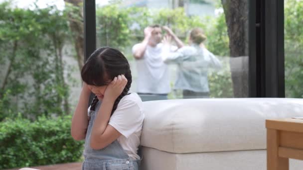 스트레스와 불행한 소녀는 모퉁이에 배경에서 그녀의 부모의 소리를 그녀의 외상성 — 비디오