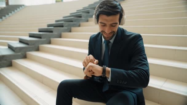 Έξυπνος Επιχειρηματίας Ακούει Και Απολαμβάνει Μουσική Ενώ Φοράει Ακουστικά Εξειδικευμένος — Αρχείο Βίντεο