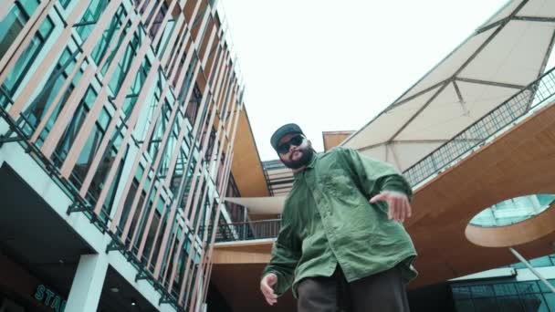 Vue Angle Bas Pose Hipster Dans Style Hip Hop Entouré — Video