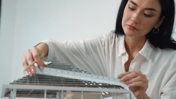 Professzionális Fiatal Gyönyörű Építész Mérnök Vonalzóval Ceruzával Méri Modell Tetőhosszát — Stock videók