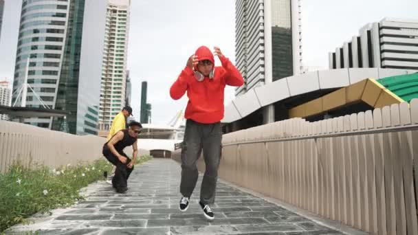 Hipster Profissional Fazendo Cabeça Girar Enquanto Amigo Multicultural Torcendo Dançarina — Vídeo de Stock