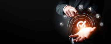 İş adamı, QC ve QA standartlarının karşılandığından emin olmak için katı kalite güvencesi protokolleri uyguluyor. Kalite güvencesi ile sertifikalı ürün mükemmelliğine ulaşmak. FaaS