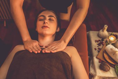Üst düzey kadın müşteri stres önleyici spa masajından zevk alıyor ve lüks otel ya da otelde sıcak mum ışığında güzellik teniyle eğleniyor. Sessiz.