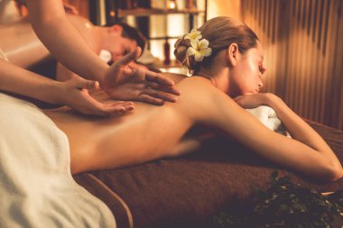 Kafkas çift müşterileri stres önleyici spa masajının keyfini çıkarıyorlar ve lüks otel veya otellerde sıcak mum ışığında güzellik derisi eğlenceleriyle şımartıyorlar. Sessiz.