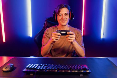 Kontrol kumandalı akıllı oyun flamasının keyfini çıkarın, modern teknoloji siber neon ışık odasında yetenekli oyuncularla çevrimiçi canlı sosyal medya grubu oyunu oynayın. Bireysel.